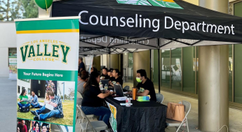 Counselor helping student at Registration Day