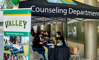 Counselor helping student at Registration Day