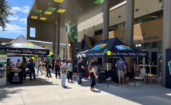 Students meeting campus programs and services at the In-Person Registration Day